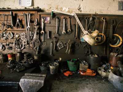 ...e due lampade che illuminano la buia bottega